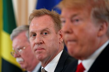 Patrick Shanahan, sentado entre el