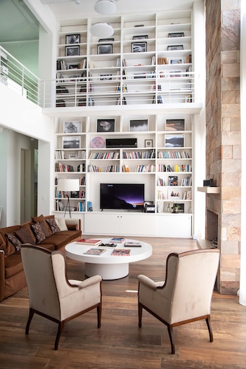 Living de doble altura.