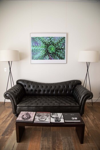 Un sofá reciclado es protagonista