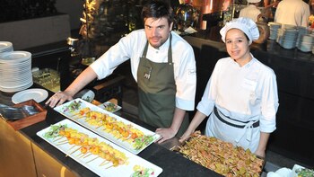 Ezequiel Gallardo atiende a una