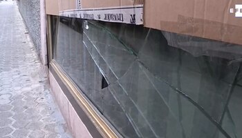 El cristal del local quedó