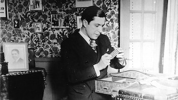 Carlos Gardel junto a sus