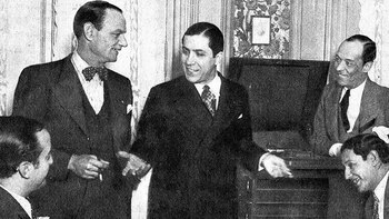 Carlos Gardel al lado de