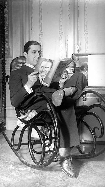 Carlos Gardel disfrutando de un