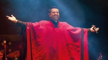 Con su poncho, a puro