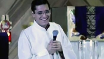El sacerdote ofreció una misa