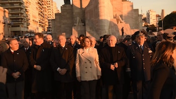 Acto del gobernador y la intendenta en el Día de la Bandera, hoy, sin Macri (Foto: intendencia de Rosario)