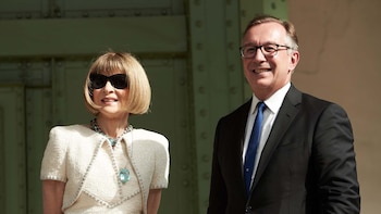 Anna Wintour con un vestido de tweed de Chanel con chaqueta torera a conjunto que llevó con unas llamativas joyas y sus inseparables gafas de sol. Junto a Bruno Pavlovsky.