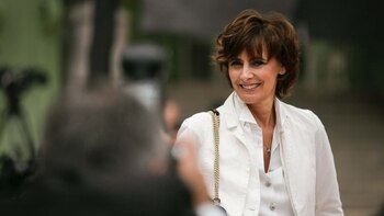 Inès de la Fressange, musa del káiser, hizo gala de su estilo parisino con un conjunto muy casual con camiseta y cazadora blanca mezcladas con unos pantalones negros.