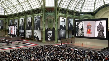El lugar estuvo decorado con fotos de Lagerfeld de todos los tiempos.