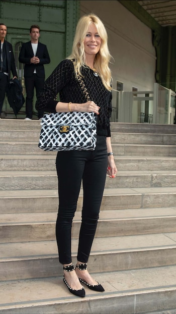 Claudia Schiffer también siguió el ‘dress code’ del evento con un ‘total look’ de la casa francesa. Llevó un suéter con pantalón negro, zapatos decorados con perlas y con pulsera al tobillo y un maxi bolso de Chanel.