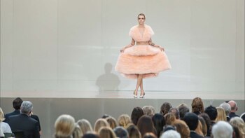 Cara Delevingne lució uno de los últimos vestidos diseñados por Karl. El diseño estaba elaborado con plumas y tenía un escote en ‘V’ y un cinturón tipo corsé.