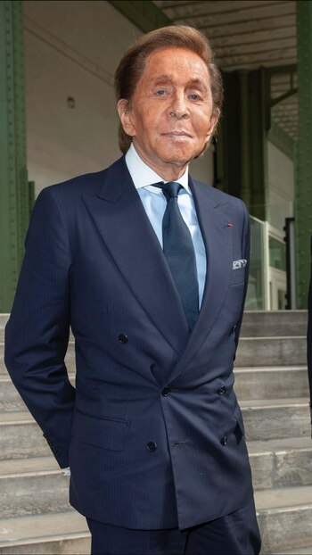 Valentino Garavani, gran amigo del diseñador, con un impecable esmoquin azul oscuro con corbata a conjunto y camisa azul cielo.