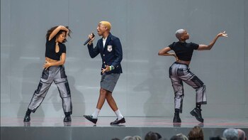 Pharrell Williams también subió al escenario a rendirle tributo.