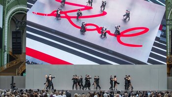 Un grupo de bailarines bailó “Por una cabeza”. Lagerfeld era fanático del tango.