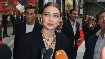 Gigi Hadid apostó por el clásico e icónico traje de tweed de la firma francesa que tenía unos botones dorados en la chaqueta, que se anudaba con un cinturón.