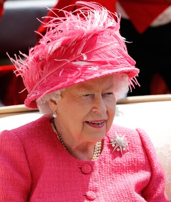 Isabel II con su sombrero