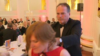 Mark Field tomándo del cuello