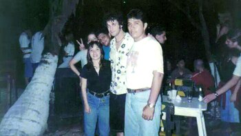 Cerati en bermudas y camisa