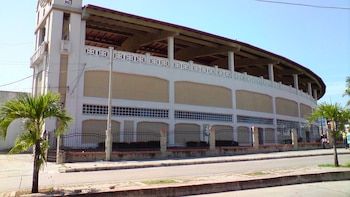 Fachada antigua del Estadio Romelio