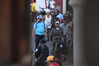Policías y manifestantes orteguistas rodearon