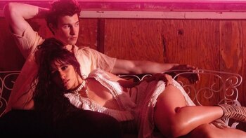 Camila fue captada muy cariñosa