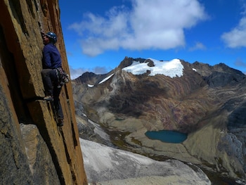 Fernando escalando en el parque