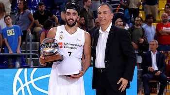 Facundo Campazzo con el trofeo