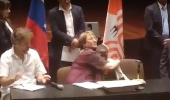 Bachelet abraza al niño Pedrito,