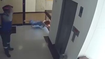 La madre logró agarrarla de