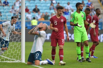 Otamendi se impuso en el área rival en las pelotas paradas pero no pudo definir con precisión