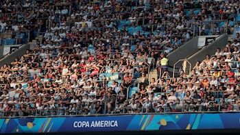 El público argentino aportó su cuota de ánimo desde la tribuna y los cantos se hicieron sentir desde las tribunas del Arena do Gremio