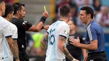 Scaloni fue amonestado por protestar y se convirtió en el primer DT en ver una tarjeta amarilla en la historia de la Copa América