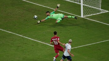 A falta de 8 minutos para el final, el Kun ingresó al área y anotó el segundo gol del partido