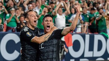 El capitán Guardado (izquierda) festeja