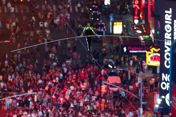El acróbata Nik Wallenda camina