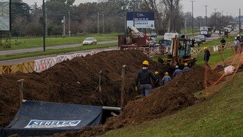 Obreros trabajan para solucionar la