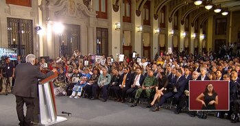 Con pancartas de las víctimas,