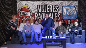 Daniel Angelici habla frente a las más de 300 mujeres radicales que se reunieron este lunes en un acto en Caballito