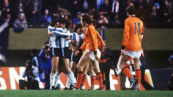 El abrazo legendario entre Luque y Passarella en la final del 78 contra Holanda (Foto Colorsport/Shutterstock)