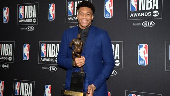 Giannis Antetokounmpo posa con el