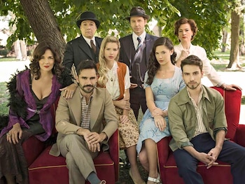 Benjamín Vicuña, rodeado por las