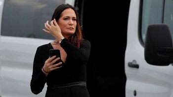 Stephanie Grisham, siempre con celular