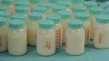 A cada lactante internado le