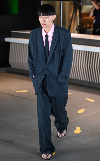 Como todas las colecciones de hombres Vetements también presentó sastrería. Oversized en color azul petróleo combinado con ojotas con camisa rosa y slim tie fueron parte de la propuesta de la firma