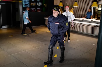 Con su propuesta de locación en una casa de comidas rápidas, Vetements, presentó su colección de hombres con sastrería, denims, conjuntos deportivos y calzado extravagante