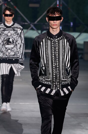 El blanco y negro es un clásico para Balmain y nunca falta en las colecciones. Bombers bordadas para acompañar los equipos para el día como para la noche