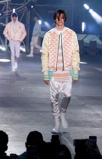 Una propuesta chic y fashionista para el hombre moderno. Babuchas en satén y bomber combinada en amarillo, rosa y aguamarina
