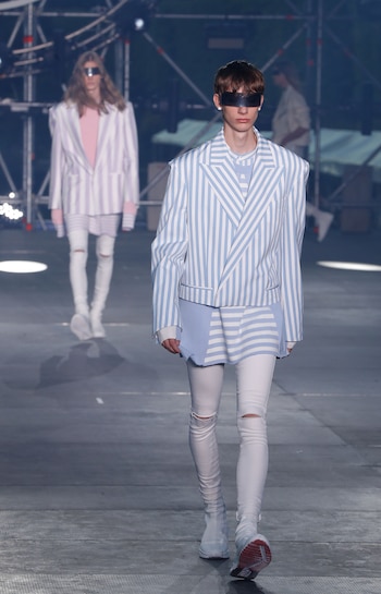 Los colores pasteles fueron los principales protagonistas de la firma parisina Balmain. Sacos rayados combinados con pantalones de jeans blancos fueron la tendencia presentada en el marco de la semana de la moda de hombres