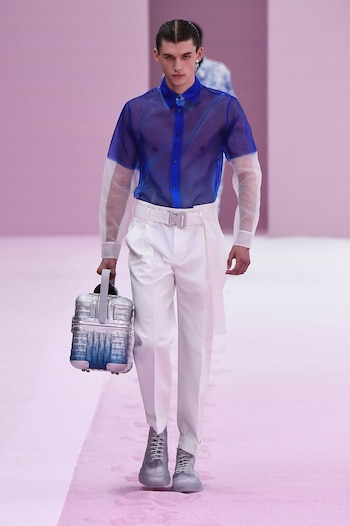 Dior homme presentó su colección primavera verano 2020 con una explosión de color en rosa, blanco empolvados, azules y grises como principales protagonistas en esta nueva temporada. La sastrería de organza